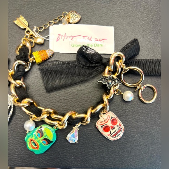 ☠️🦇Betsey Johnson Halloween Charm Bracelet  with Glow in the Dark Charm🦇☠️NWT - Picture 8 of 12